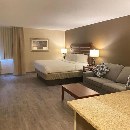 Отель Wyndham Garden Grand Rapids Airport Каскейд Экстерьер фото