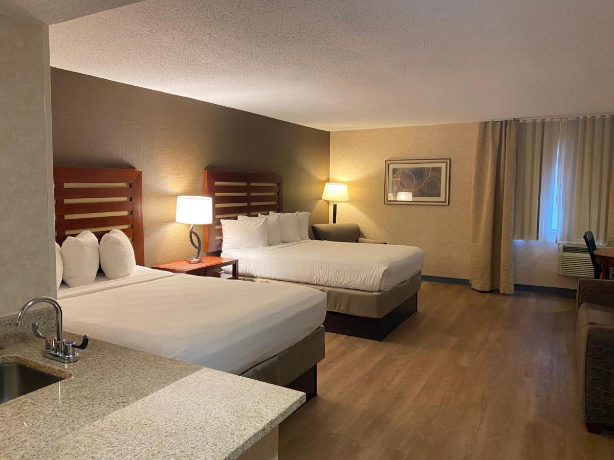 Отель Wyndham Garden Grand Rapids Airport Каскейд Экстерьер фото