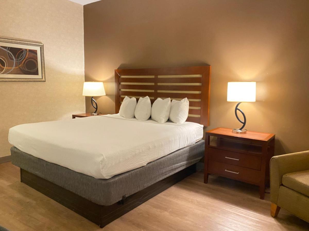 Отель Wyndham Garden Grand Rapids Airport Каскейд Экстерьер фото