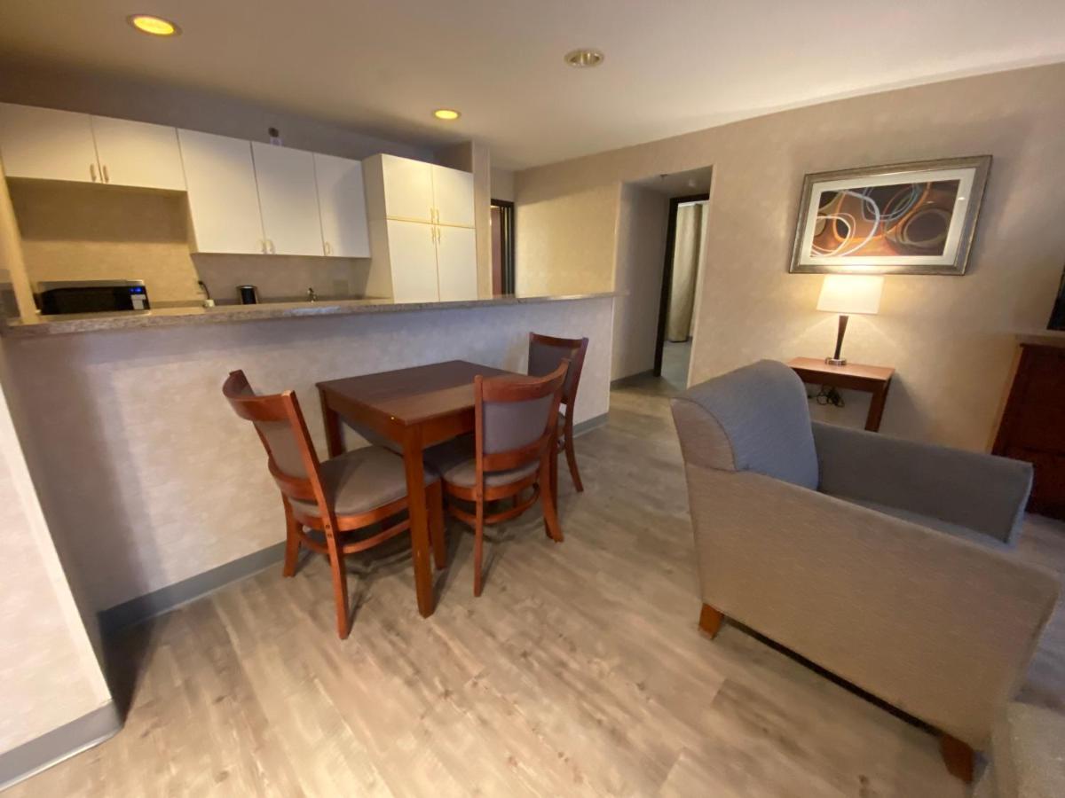 Отель Wyndham Garden Grand Rapids Airport Каскейд Экстерьер фото