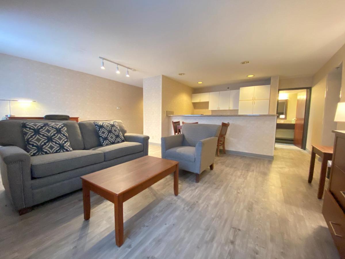 Отель Wyndham Garden Grand Rapids Airport Каскейд Экстерьер фото