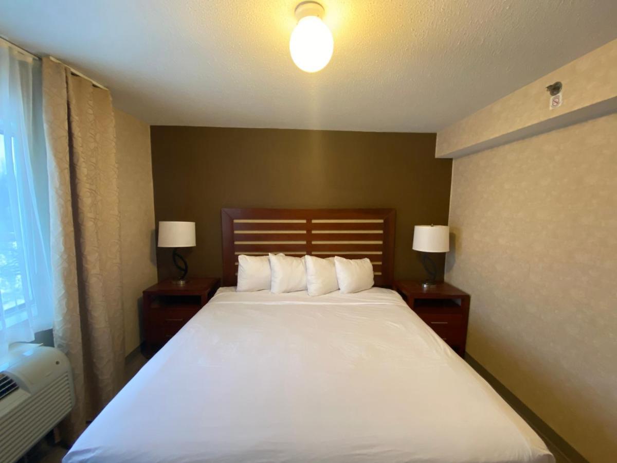 Отель Wyndham Garden Grand Rapids Airport Каскейд Экстерьер фото
