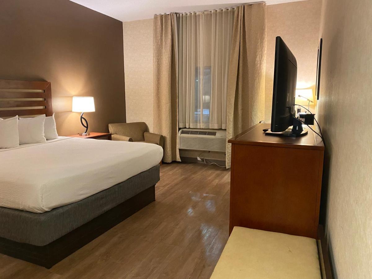 Отель Wyndham Garden Grand Rapids Airport Каскейд Экстерьер фото