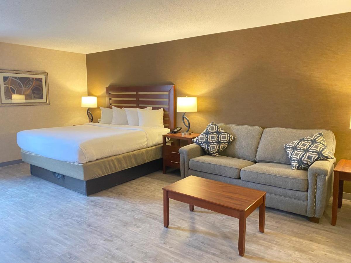 Отель Wyndham Garden Grand Rapids Airport Каскейд Экстерьер фото