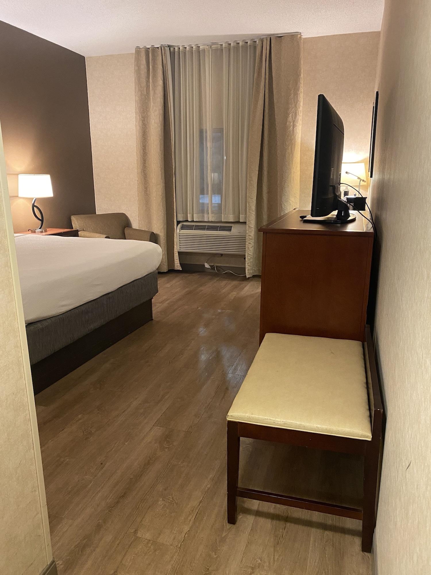 Отель Wyndham Garden Grand Rapids Airport Каскейд Экстерьер фото