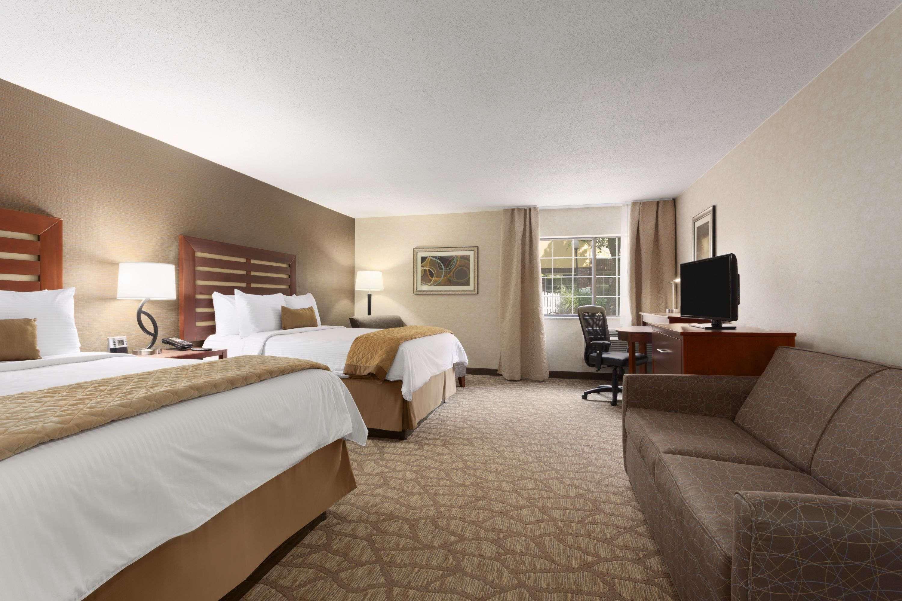 Отель Wyndham Garden Grand Rapids Airport Каскейд Экстерьер фото