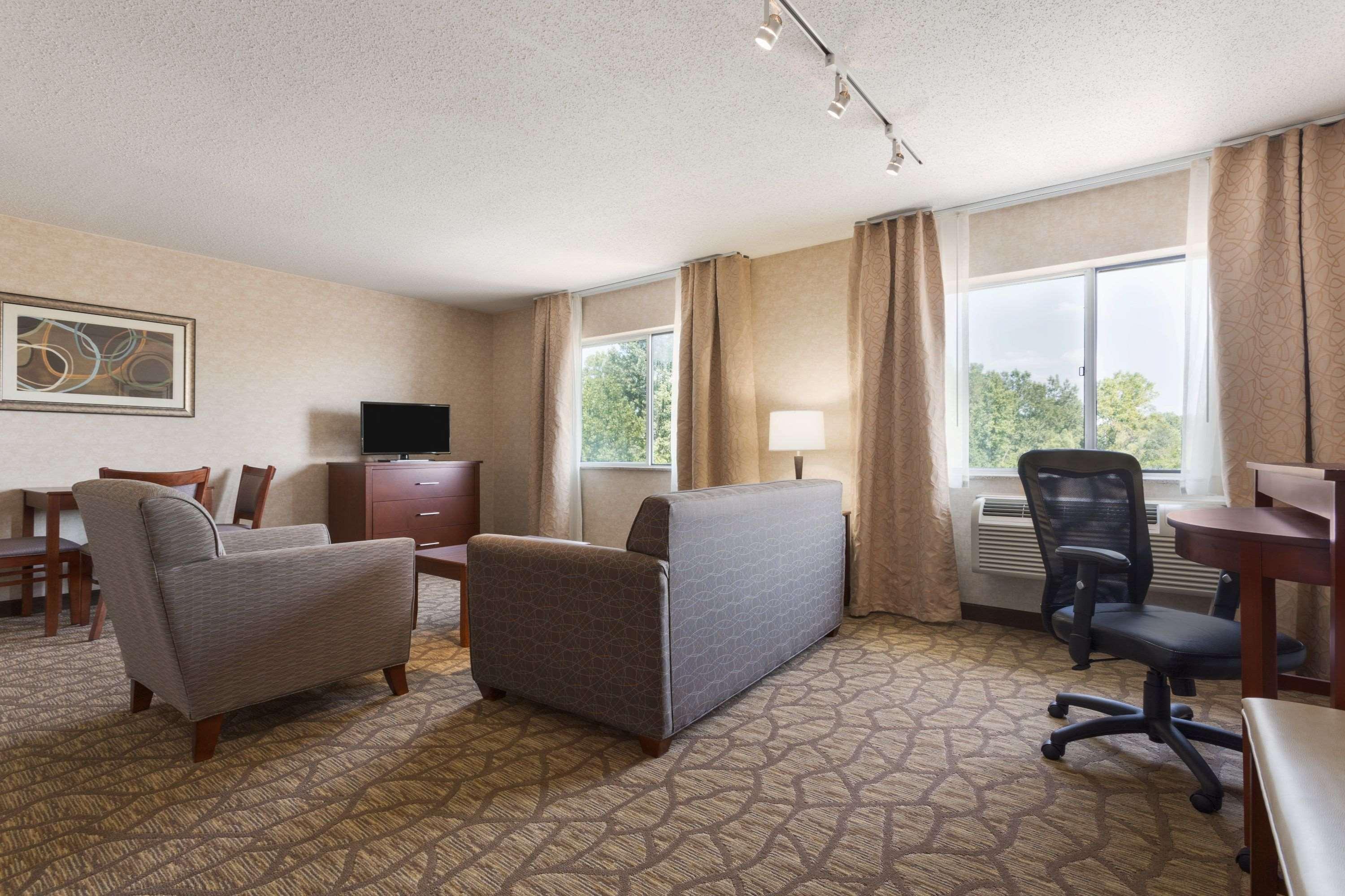 Отель Wyndham Garden Grand Rapids Airport Каскейд Экстерьер фото