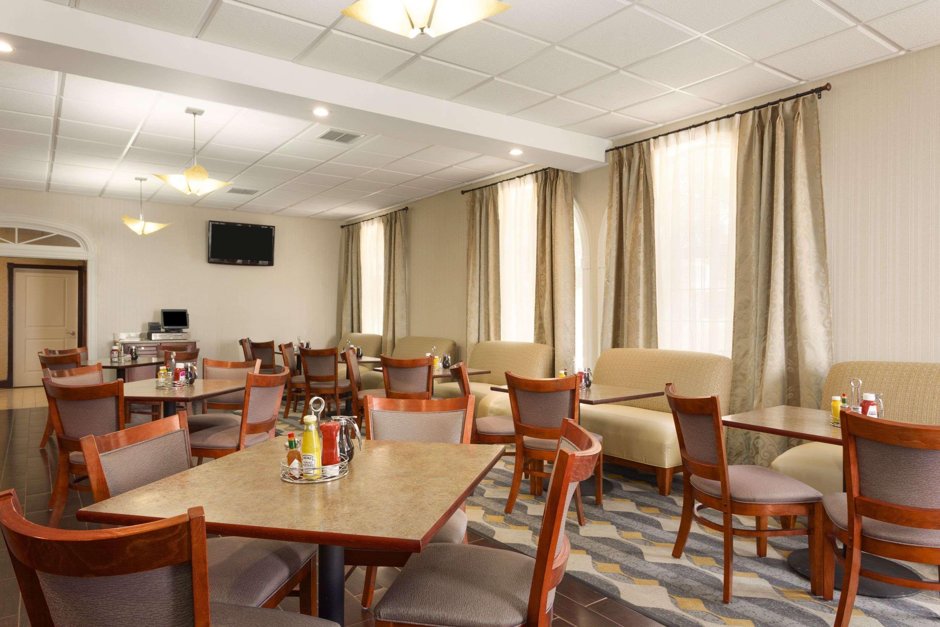 Отель Wyndham Garden Grand Rapids Airport Каскейд Экстерьер фото