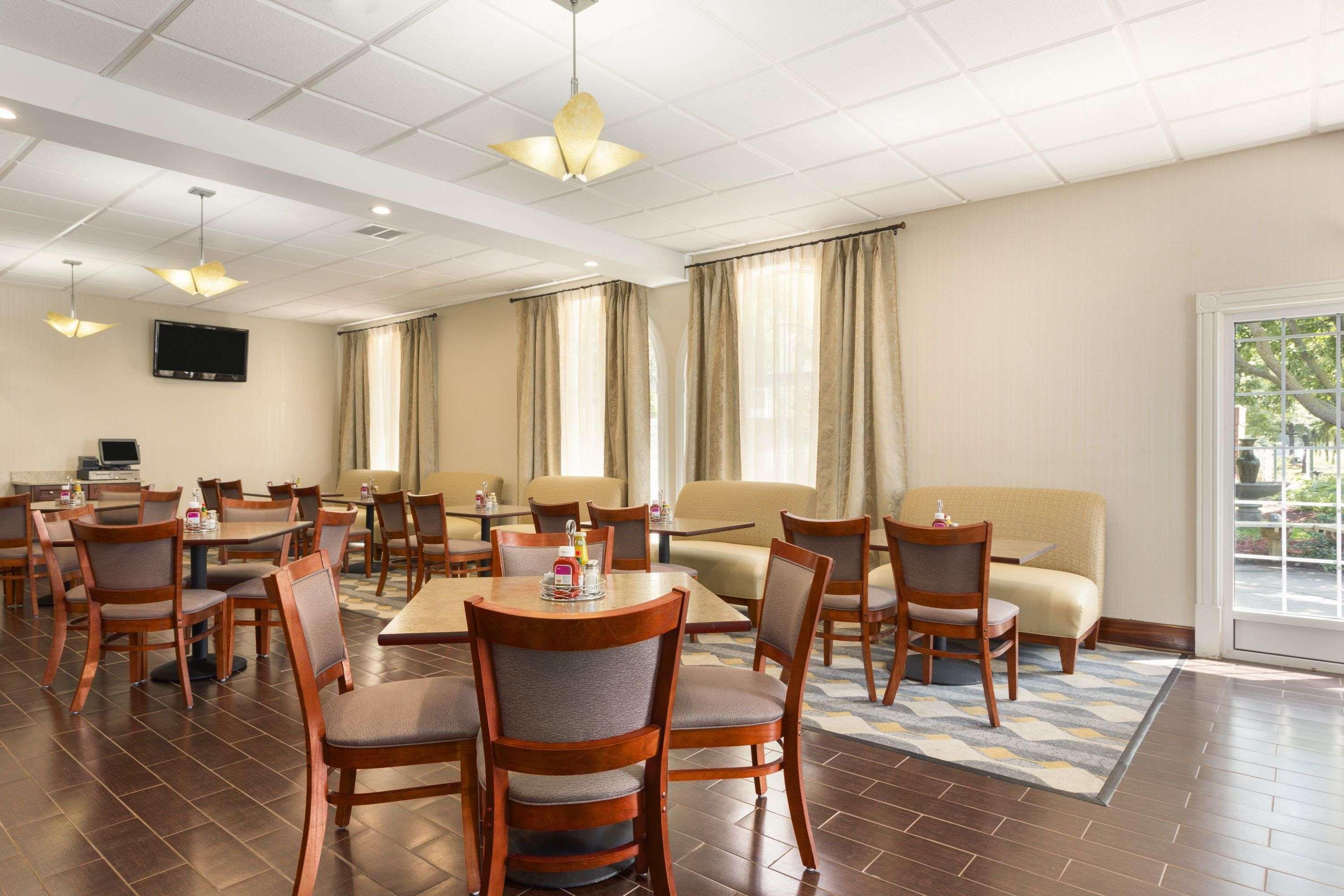 Отель Wyndham Garden Grand Rapids Airport Каскейд Экстерьер фото