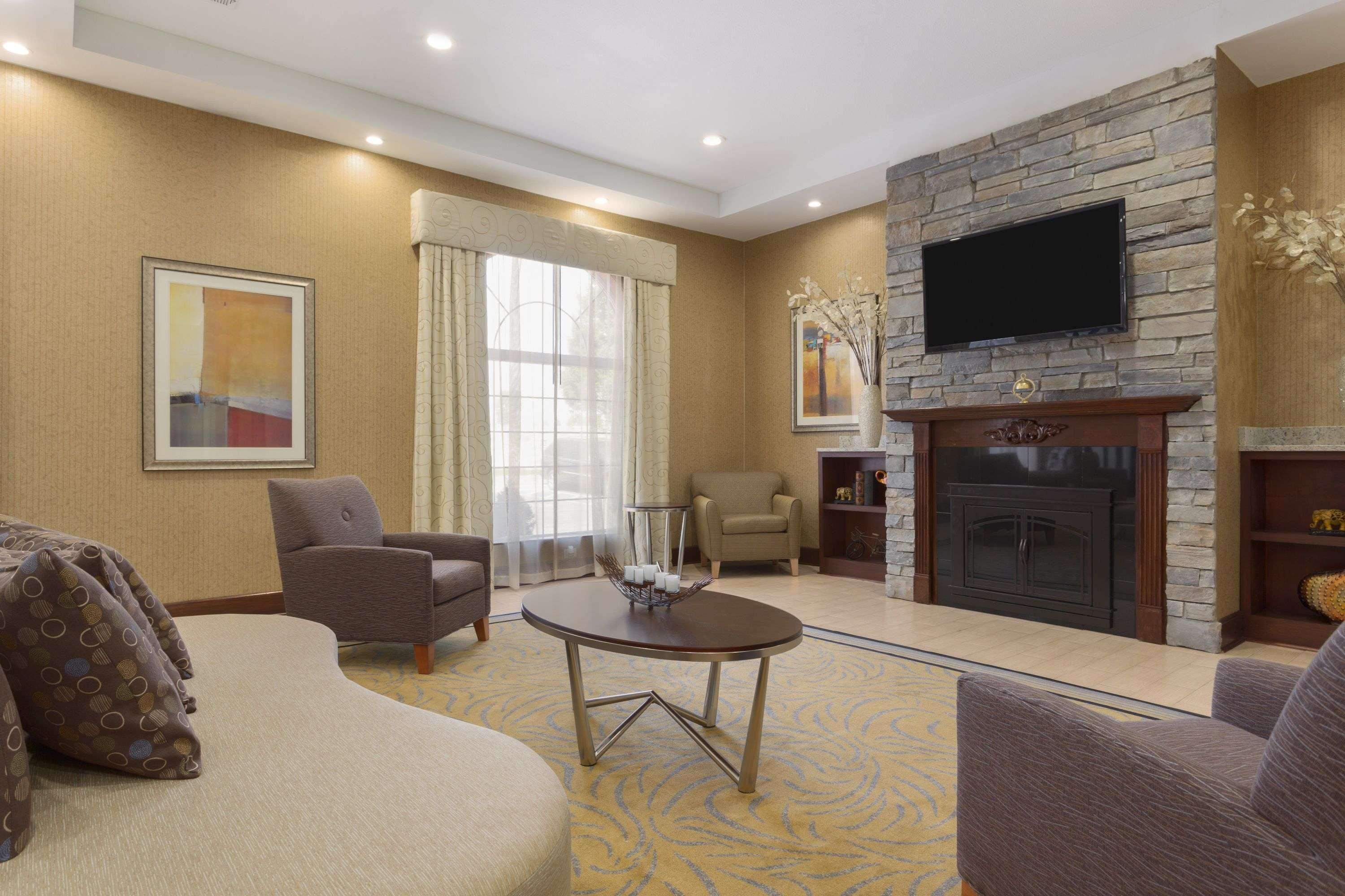 Отель Wyndham Garden Grand Rapids Airport Каскейд Экстерьер фото