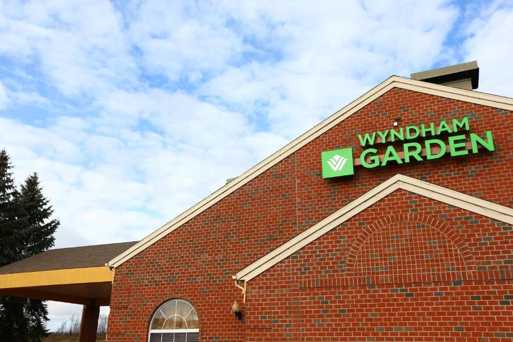 Отель Wyndham Garden Grand Rapids Airport Каскейд Экстерьер фото