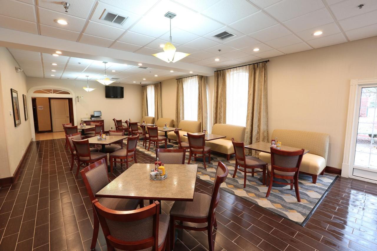Отель Wyndham Garden Grand Rapids Airport Каскейд Экстерьер фото