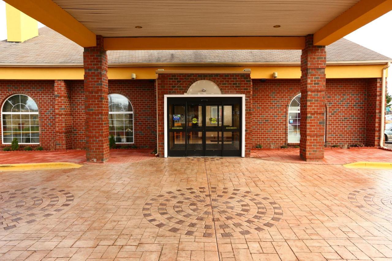 Отель Wyndham Garden Grand Rapids Airport Каскейд Экстерьер фото